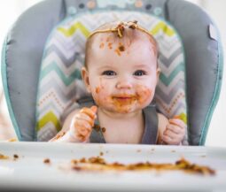 Λερωμένο μωρό με μακαρόνια