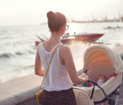 νέα κοπέλα πηγαίνει βόλτα μωρό σε καροτσάκι