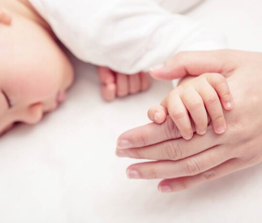 Μωράκι κοιμάται κρατώντας το χέρι της μαμάς του