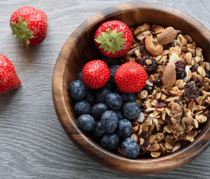 Φράουλες, μύρτιλλα, ξηροί καρποί και μούσλι