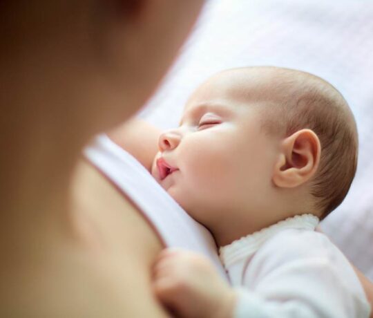 Μωράκι κοιμάται στην αγκαλιά της μαμάς του