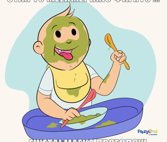 Bλέπουμε ένα μωράκι την ώρα του μεσημεριανού. Το φαγητό του έχει απλωθεί όλο το προσωπάκι του και φαίνονται μόνο το στοματάκι και ματάκια του.