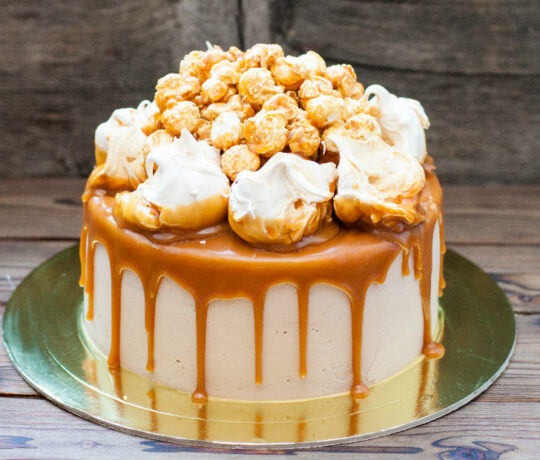 bday cake with pop corn