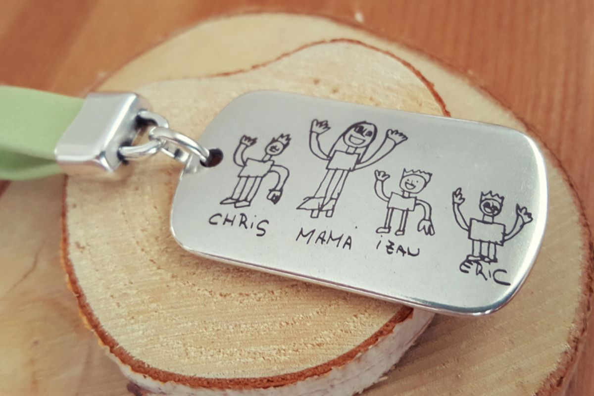 keychain with a drawing of a family 