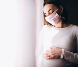 pregnant woman with air mask