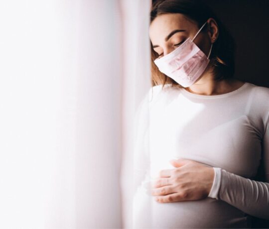 pregnant woman with air mask