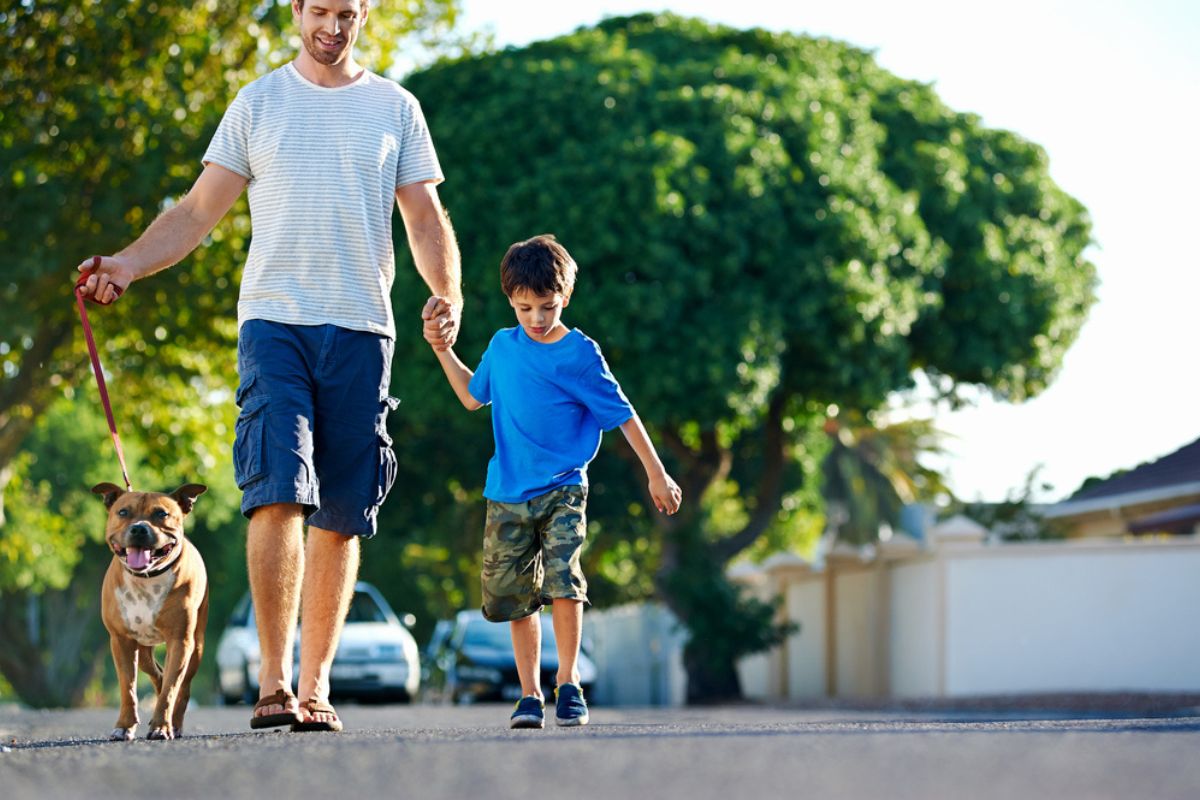 pARENT WITH KID OUTSIDE